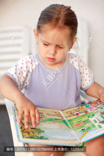 可愛的女孩閱讀-匯圖網(wǎng) www.fosd68.com 可愛的女孩閱讀