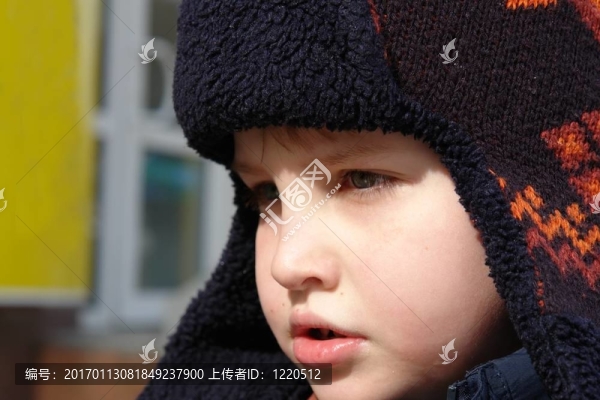 在冬天的帽子里的男孩