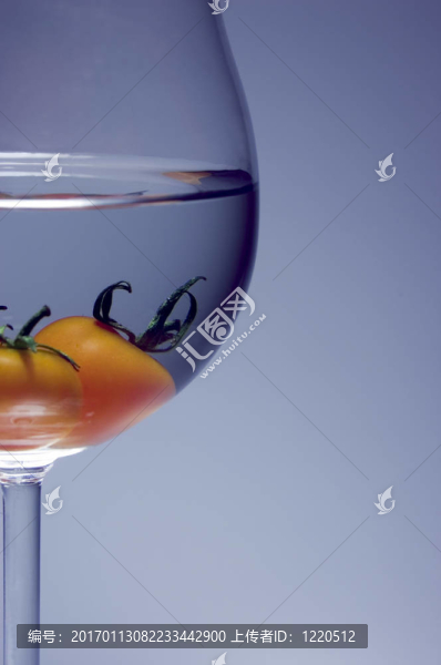 酒杯里的西紅柿