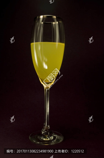 黑色背景中的橙色酒