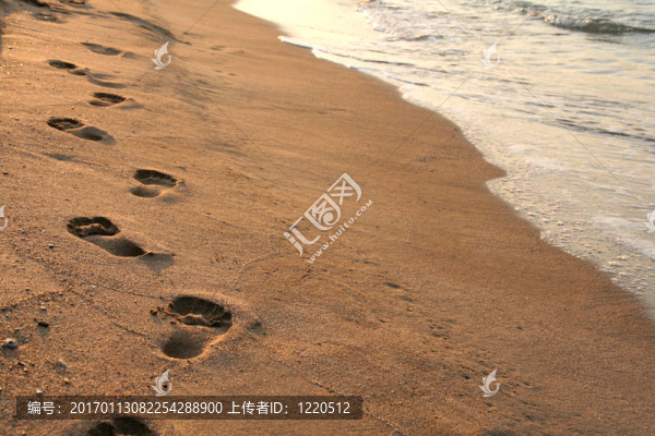 海灘上的腳印
