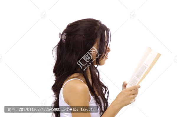 女孩讀一本書-孤立