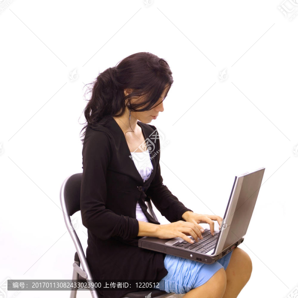 孤立女孩在筆記本電腦上打字