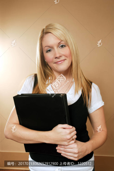 女的拿書