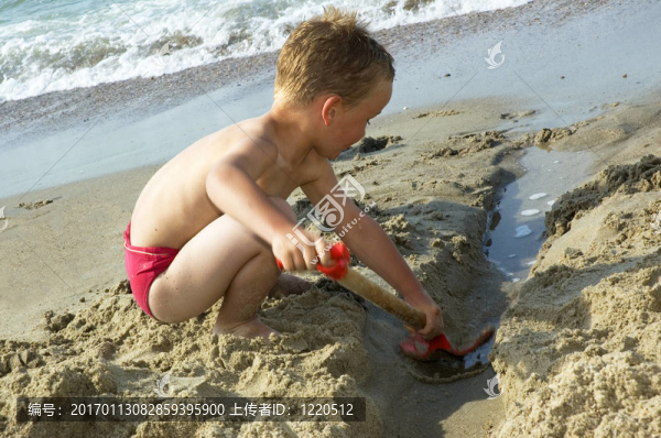 男孩在海灘玩