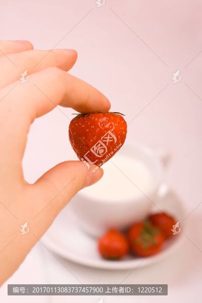 手上的草莓