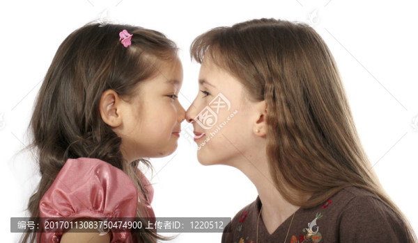 兩個(gè)女孩玩耍