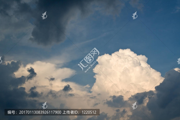蓬松的云洶涌的灰色中