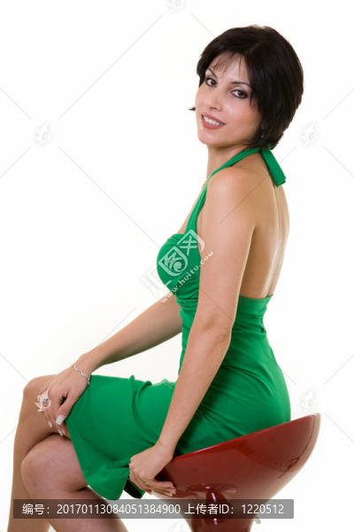 女人在凳子上