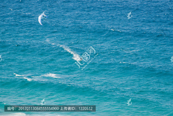 parasurfing外面的海洋