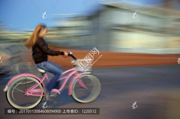 粉紅自行車(chē)上的女孩