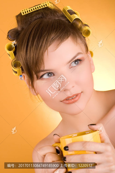 帶發(fā)輥的女孩