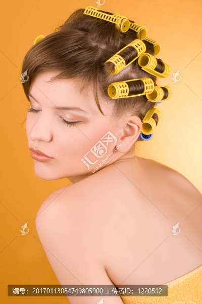 帶發(fā)輥的女孩