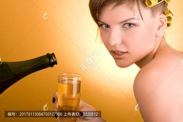 帶發(fā)輥的女孩