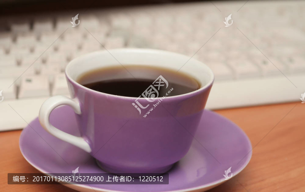 從咖啡中的一個(gè)淡紫色的杯子