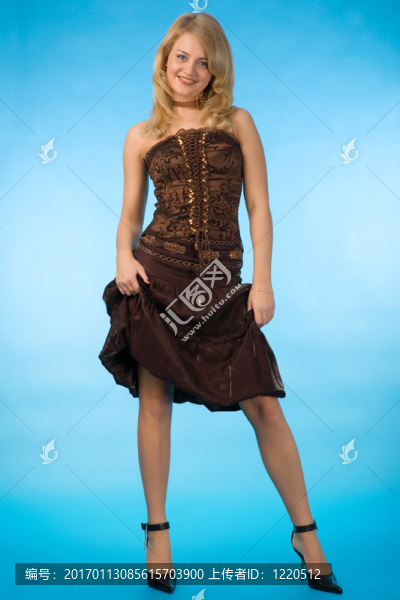 穿著棕色衣服的女人
