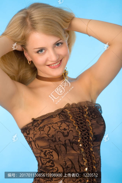 穿著棕色衣服的女人