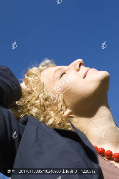 微笑的女人看起來向上