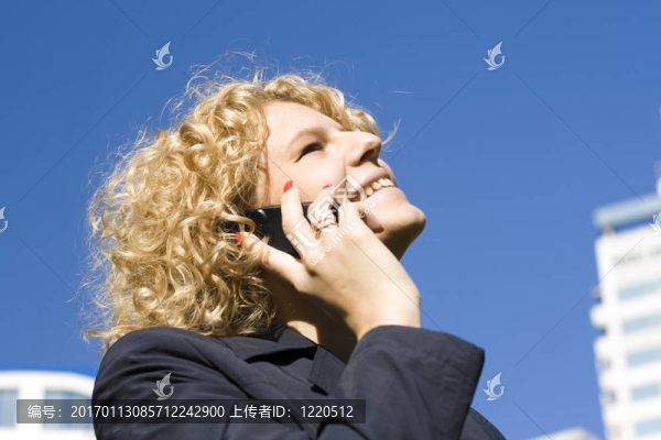 商務(wù)女人用手機(jī)說(shuō)話-匯圖網(wǎng) www.fosd68.com 商務(wù)女人用手機(jī)說(shuō)話