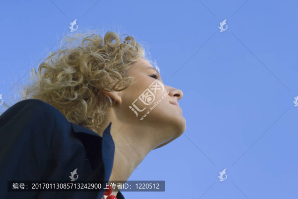 女人向上看