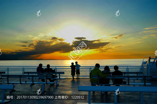 人群在黃昏