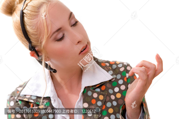 檢查她的指甲
