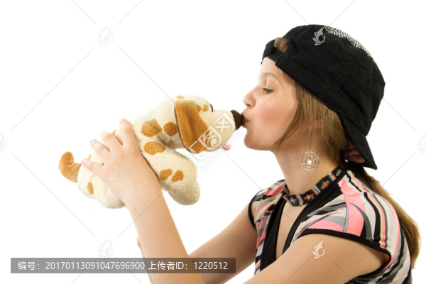 小女孩吻玩具狗