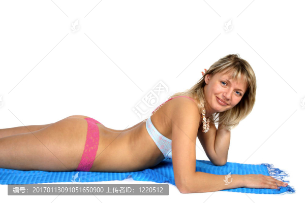 美麗的金發(fā)女郎在毛巾海灘上放松