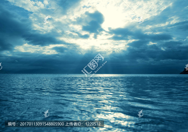 海上強大的天空