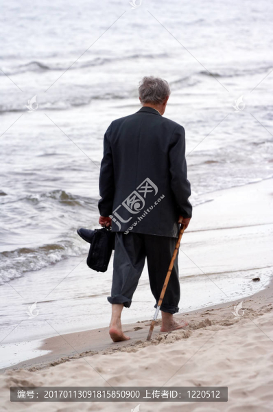 走在海灘上