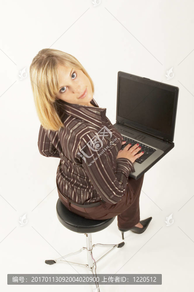 在電腦上工作的女人