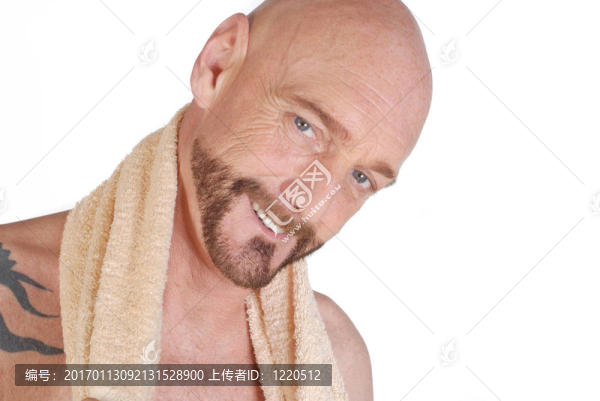 中年男子；健身