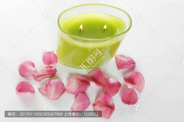 蠟燭和玫瑰花瓣