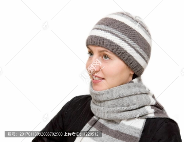 婦女戴著羊毛圍巾和編織帽子