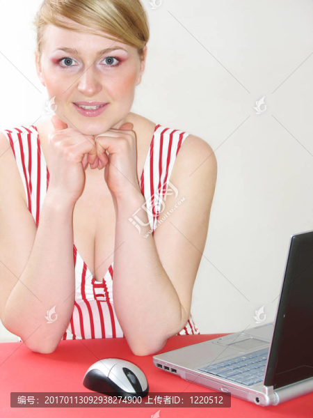 漂亮的女孩與筆記本電腦