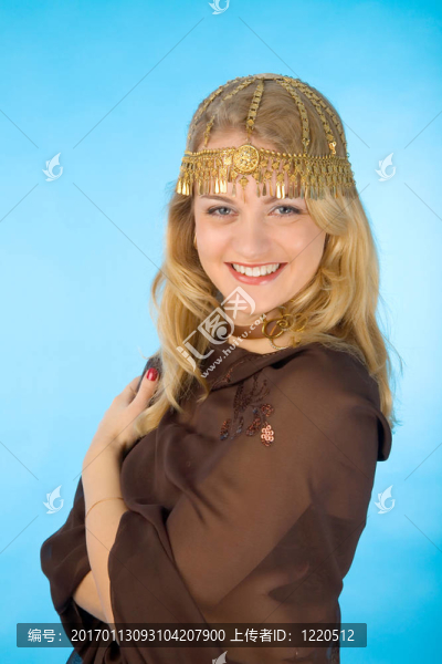 穿著棕色衣服的女人