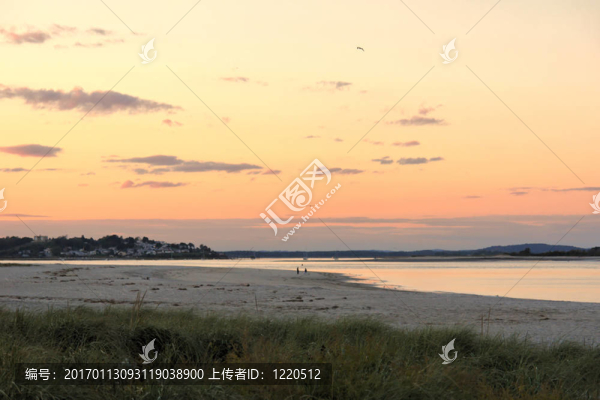 起重機(jī)海灘上的日落