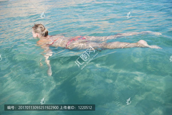 女孩在海里游泳