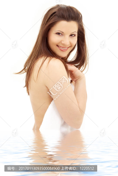 可愛的黑發(fā)隨著水的白毛巾