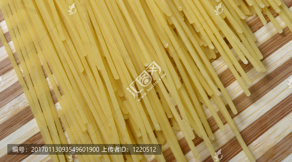 在案板上意大利面