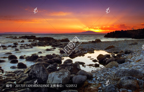 輝煌的日落石海景