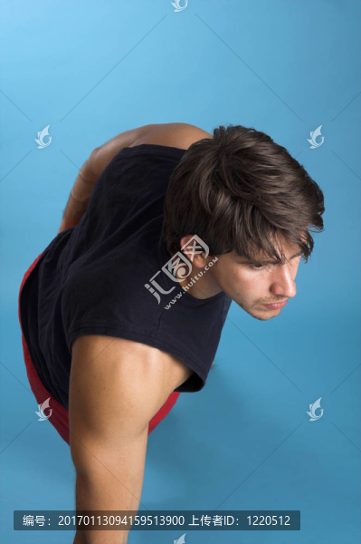 黑色襯衫的男人