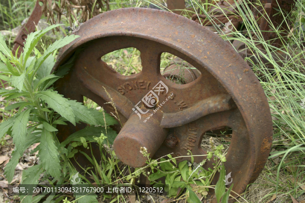古代風格的拖拉機車輪