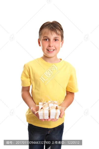 有許多禮物的孩子