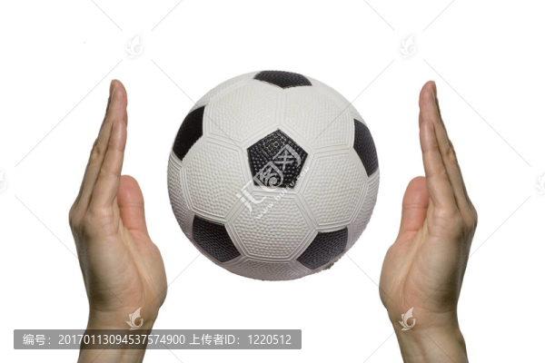 兩只手之間的足球