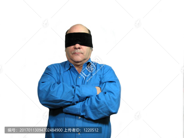 蒙住眼睛，雙臂交叉
