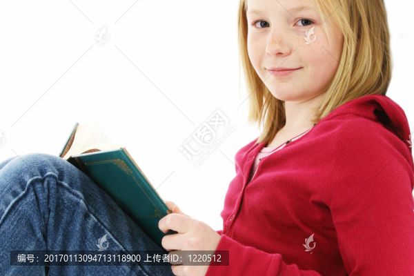 讀書的年輕女孩