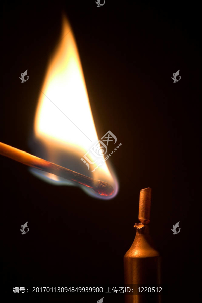 點(diǎn)燃一支蠟燭。