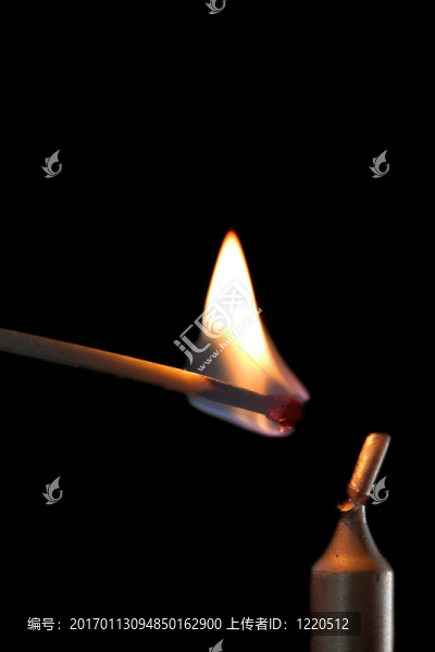 點(diǎn)燃一支蠟燭。