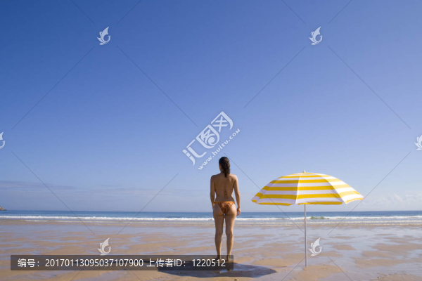 站在海灘上的女人